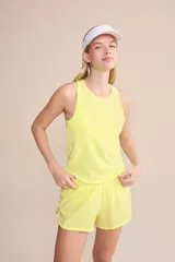 Short deportivo amarillo con aberturas laterales, cintura elástica y pantalones cortos internos con bolsillos. Incorpora tecnología Quick Dry y Easy Care.