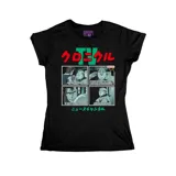 Remera negra de corte entallado y manga corta, con cuello redondo y diseño gráfico frontal estilo manga con viñetas humorísticas y texto.