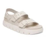 Sandalias de plataforma Birkenstock modelo Milano Chunky, color crema, con doble tira ajustable en el empeine y correa trasera con hebillas a tono. Presentan una suela dentada de estilo robusto.