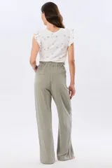 Pantalón de lino y viscosa color beige, de pierna amplia, corte recto y media cintura elastizada con presillas.
