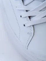 Championes urbanos Champion Vezi de cuero color blanco con detalles en gris en el talón y la lengüeta.
