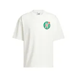 Remera Adidas Originals de color blanco, confeccionada con cuello redondo y mangas cortas. Presenta un diseño minimalista con un pequeño escudo circular estampado en el pecho con los colores verde y rojo, y el logotipo clásico de la marca.