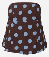 Blusa femenina sin breteles, color marrón con estampado de lunares celestes. Confeccionada en viscolino, tiene un corte ajustado y elástico en la espalda para un mejor calce.