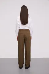 Pantalón de vestir verde oliva, de corte holgado, con pinzas y bolsillos laterales.