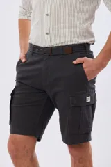 Bermuda cargo color azul marino, de gabardina con bolsillos laterales con solapa en las piernas y presillas para cinturón. Incluye cinturón de lona trenzada oscura con detalles en cuero sintético y hebilla metálica.