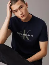 Remera Calvin Klein de corte regular clásico, color azul marino, con cuello redondo, mangas cortas y monograma de la marca estampado en el pecho.