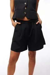 Short negro de poliéster y elastano, de tiro alto y corte holgado.