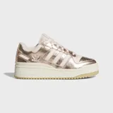 Championes Adidas Forum Bold Stripes de plataforma, confeccionados en cuero sintético metalizado color oro rosa, con las icónicas tres tiras y detalles en tono rosado claro, y suela de goma.