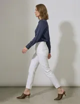 Pantalón de corte recto confeccionado en gabardina elastizada, con pretina ancha que incluye faja interna modeladora. Presenta bolsillos simulados en la parte delantera y bolsillos ojal en la parte trasera.