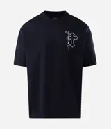 Remera de algodón negra de corte relajado, con cuello redondo, mangas cortas y estampa frontal de cruz con lettering y diseño en la espalda.