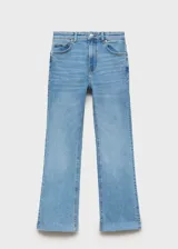 Jeans de tiro medio con diseño crop y estilo flare. Presentan cinco bolsillos, cierre frontal con cremallera y botón, y bajo deshilachado.
