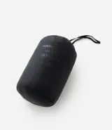 Campera puffer ultraligera de cuello alto con cierre frontal por cremallera y bolsillos laterales. Diseño acolchado con acabado liso.