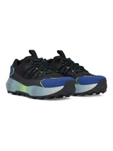 Championes Under Armour Fat Tire Venture Pro, diseñados para terrenos difíciles. Presentan una parte superior de tejido ripstop negro con refuerzos de gamuza en azul y detalles en verde neón. Cuentan con amortiguación reactiva UA HOVR y una suela de caucho con tacos de tracción profunda para un agarre superior.