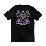 Remera negra de algodón con estampa gráfica en la espalda que presenta un murciélago sobre un triángulo púrpura y la frase 'In Blood We Trust'.