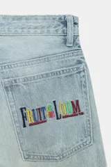 Jeans boyfriend de tiro medio con diseño de tejido combinado a contraste en dos tonos de celeste, tiro medio y cinco bolsillos.