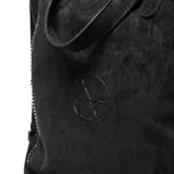 Cartera tipo tote bag de gamuza negra con detalles de tachas metálicas plateadas en los laterales y logo grabado en el centro. Cuenta con doble asa de mano y correa ajustable extraíble.