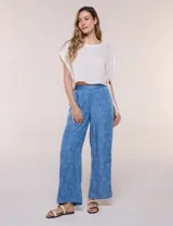Pantalón wide leg de lyocell color azul con estampado paisley, cintura elástica y bolsillos laterales. Cuenta con una tira lateral decorativa con diseño ornamental.