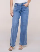 Jean de tiro alto y pierna ancha de denim azul oscuro, con cinco bolsillos y pretina trasera elastizada.