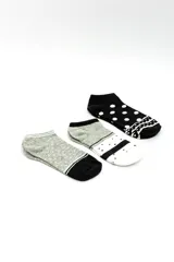 Pack de tres pares de medias cortas tipo ankle con diseños estampados en tonos negro, gris y blanco.
