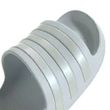 Ojotas Adidas modelo Adilette Aqua, color blanco con las icónicas tres bandas en tono iridiscente. Diseño slip-on con plantilla Cloudfoam para mayor amortiguación y material de secado rápido.