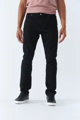 Pantalón jean de calce regular, color celeste con efecto lavado y roturas.