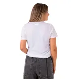 Remera blanca Columbia de manga corta con cuello redondo y diseño gráfico estampado en el frente que representa un paisaje natural con un árbol, montañas y sol, junto con la inscripción de la marca.