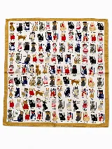 Pañuelo cuadrado con estampado de diversos gatos ilustrados con nombres y bordes en color mostaza.