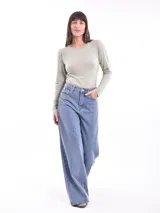 Remera negra de manga larga con cuello redondo y detalle de pequeñas tachas plateadas alrededor del cuello.