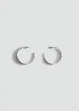 Pendientes de tipo argolla grande, de diseño clásico y acabado metálico plateado.