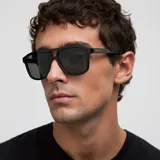 Lentes de sol estilo aviador con montura oversized de color negro y doble puente. Cuentan con lentes oscuras de nylon con protección UV400.