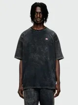 Remera Diesel de corte oversize con efecto lavado ácido en tonos oscuros. Presenta cuello redondo y un pequeño parche rectangular con el logo de la marca en el pecho.