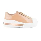 Championes urbanos color beige de charol, con plataforma blanca con detalles marrones y cordones al tono.