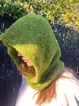 Bufanda con capucha tejida de lana color marrón.