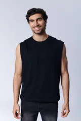 Musculosa oversize de corte recto y color negro, con cuello redondo y sisas amplias.