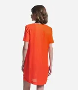 Vestido corto color naranja, de corte recto, con escote en pico y mangas cortas.