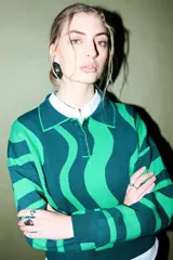 Sweater de tejido de punto con cuello polo y tapeta de botones, presentando un diseño de rayas onduladas anchas en dos tonos de verde.