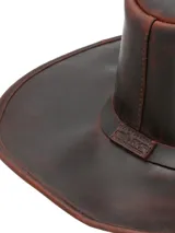 Sombrero de cuero marrón estilo australiano, hecho a mano, con ojales metálicos laterales para ventilación y una cinta decorativa alrededor de la copa.
