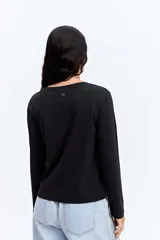 Remera de manga larga con corte oversize, cuello redondo y hombros caídos, confeccionada en algodón.