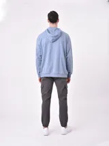 Canguro liso color verde claro, con capucha y bolsillo tipo canguro.