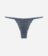 Bombacha colaless de encaje floral con tiras finas laterales, confeccionada en poliamida y elastano con forro de algodón.