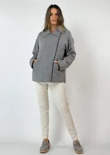 Campera estilo motoquera confeccionada en paño de lana color gris oscuro, con cuello solapa asimétrico y cierre frontal con cremallera metálica.