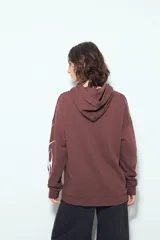 Canguro negro de silueta relajada con capucha, bolsillo canguro y estampados gráficos blancos en el pecho y las mangas.