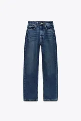 Jeans de tiro alto color negro con efecto lavado, corte mom fit, cinco bolsillos y cierre frontal con cremallera y botón metálico.