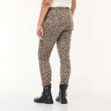 Pantalón skinny de tiro alto con estampado animal print.