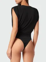 Body negro con escote en V pronunciado, drapeado en la parte superior y corte ajustado.