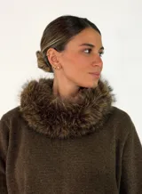 Cuello de piel sintética en tono beige con textura suave y voluminosa, diseñado para abrigar la zona del cuello.