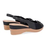 Sandalias Usaflex color beige con plataforma y detalle de moño con aplique metálico dorado.