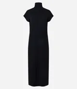 Vestido midi de punto color marrón, con cuello alto, manga corta y aberturas laterales.