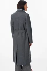 Tapado de paño en color gris oscuro, con solapas clásicas, corte recto y bolsillos laterales integrados.