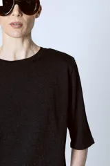 Camiseta marrón de manga corta con cuello redondo.